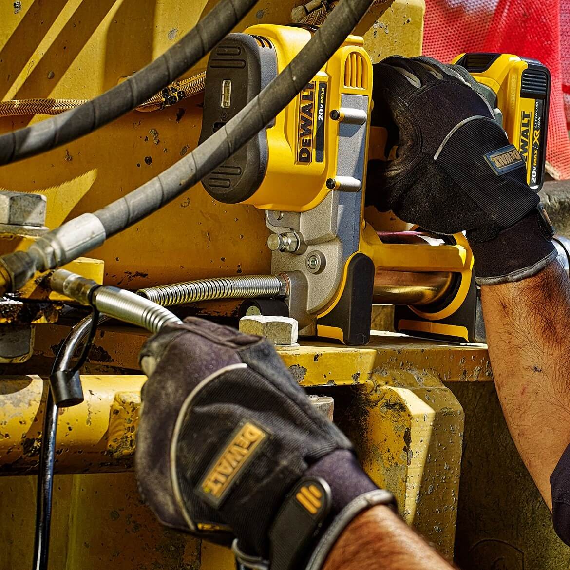 DeWALT DCGG571M1 20V MAX Lithium Ion Automatic 42 Grease Gun Tool Kit